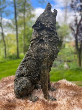 Tuinbeeld Huilende Wolf - Brons en Goud