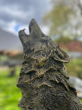 Tuinbeeld Huilende Wolf - Brons en Goud