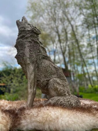 Tuinbeeld Huilende Wolf - Brons en Goud