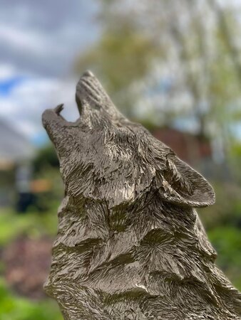 Tuinbeeld Huilende Wolf - Brons en Goud