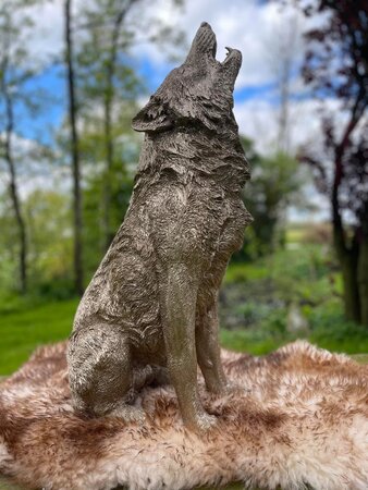 Tuinbeeld Huilende Wolf - Brons en Goud