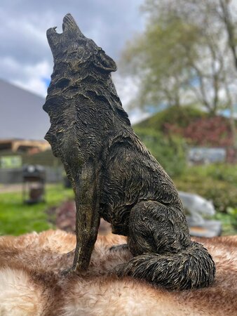 Tuinbeeld Huilende Wolf - Brons en Goud